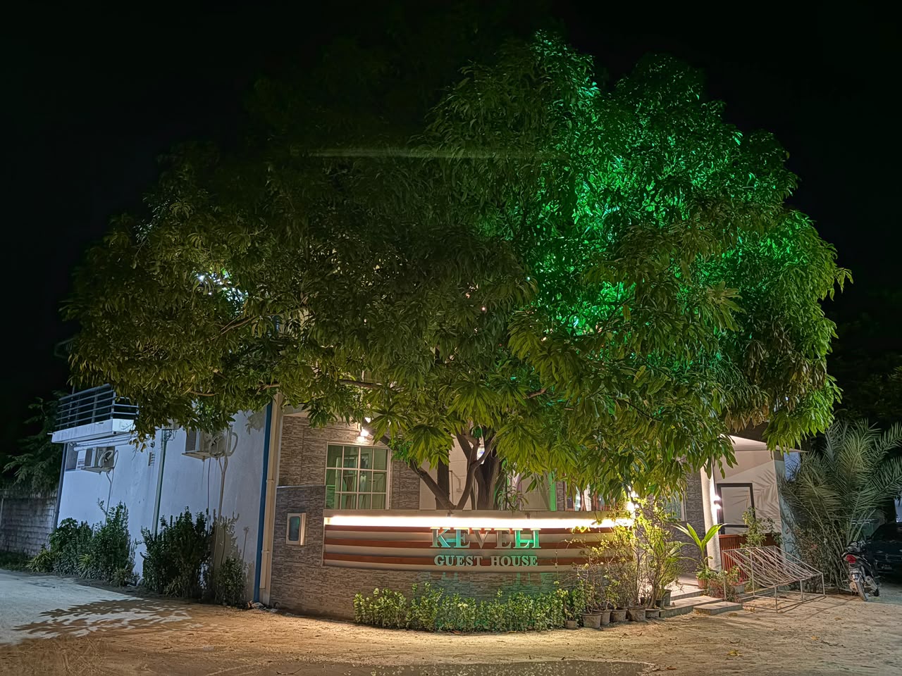 Keveli Guest House illuminated in the evening on Himmafushi